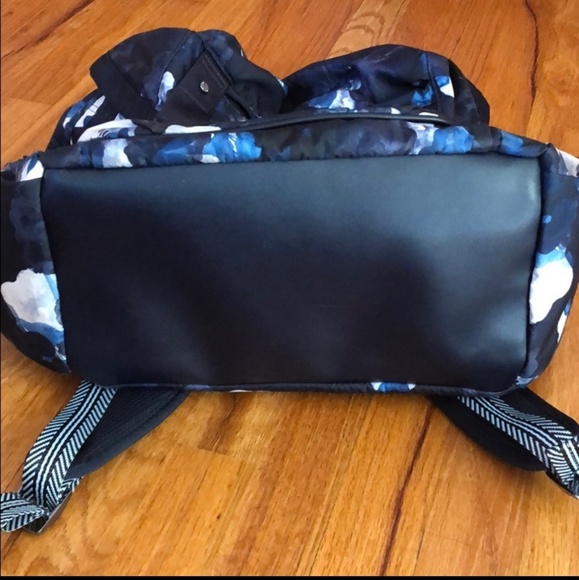 Lululemon Traveling Yogini Rucksack - Picture 3 of 8